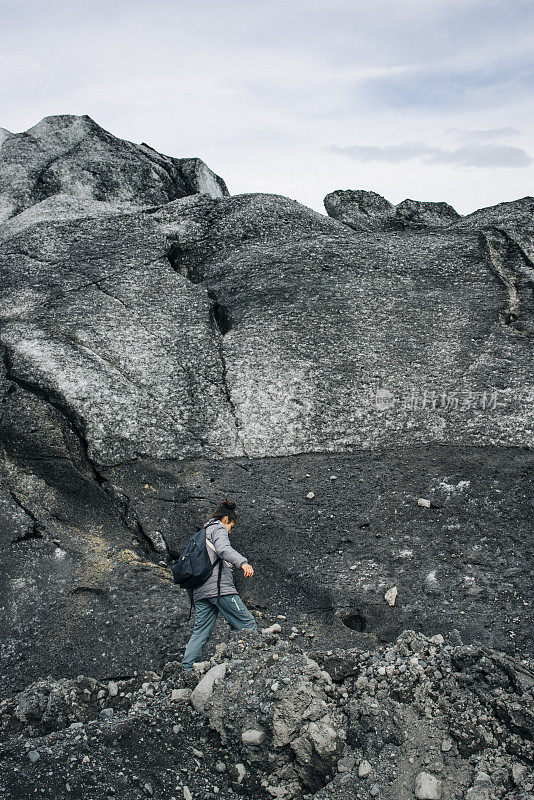 十几岁的女孩探索荒野和偏远的地方在冰岛，Fjallsjökull, Asturland，冰岛，欧洲